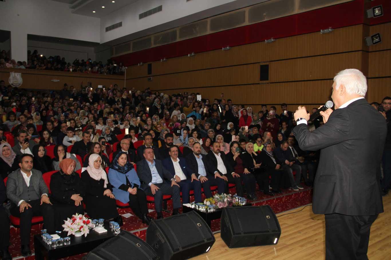 Prof. Dr. Nihat Hatipoğlu: "Hazreti Muhammed'in dokunduğu hiçbir gönül kaybetmedi"
